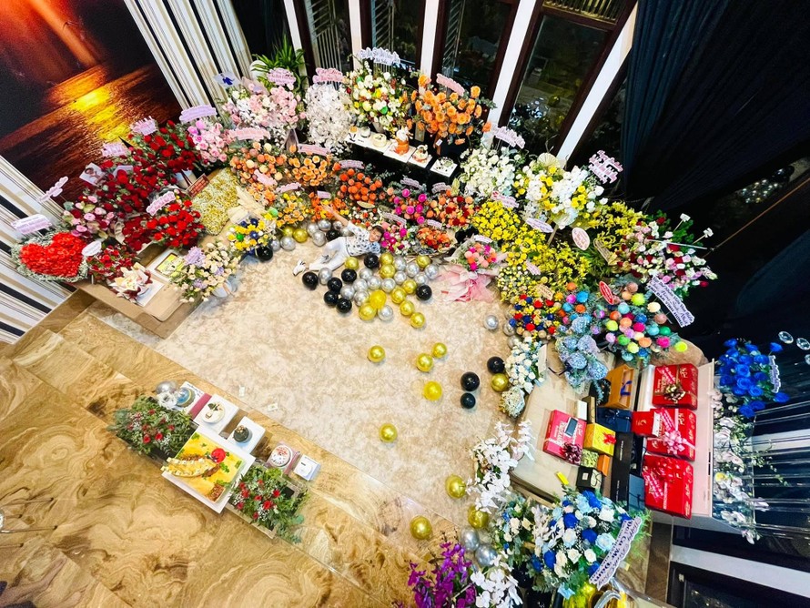 Showbiz 3/10: Đàm Vĩnh Hưng khoe biệt thự ngập hoa và quà trong ngày sinh nhật tuổi 50