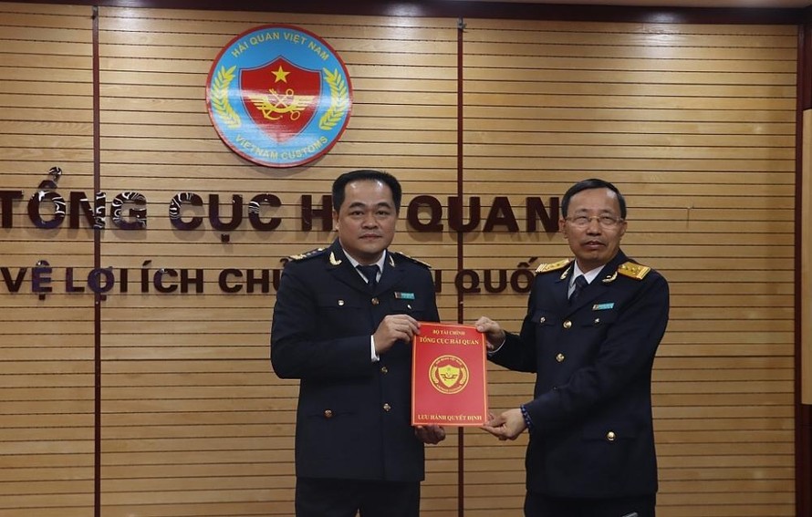Tổng cục trưởng Tổng cục Hải quan Nguyễn Văn Cẩn trao quyết định và chúc mừng đồng chí Nguyễn Hoàng Tuấn.