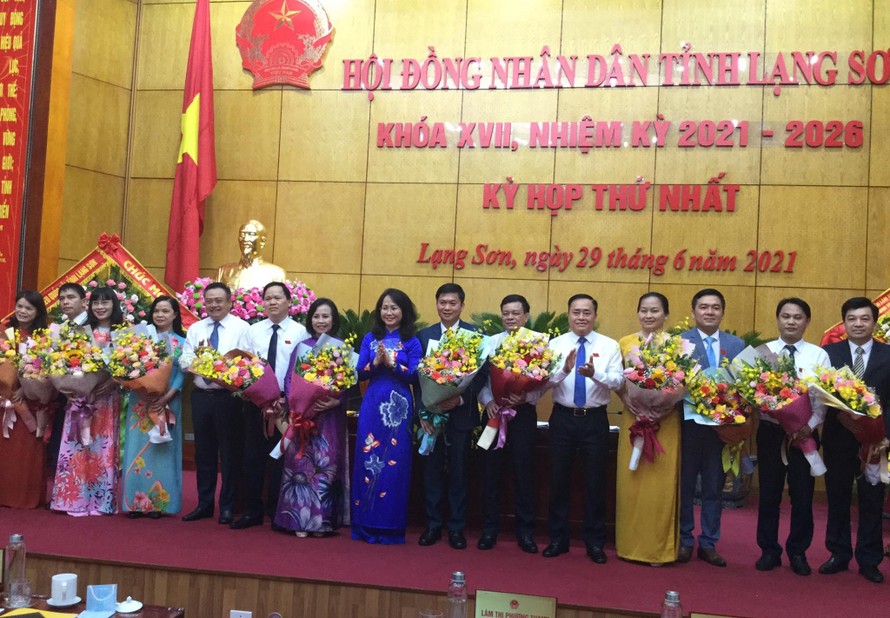Thường trực HĐND tỉnh và các Trưởng, phó ban HĐND tỉnh Lạng Sơn khóa XVII nhận hoa chúc mừng của các đại biểu, lãnh đạo .Ảnh: Duy Chiến 