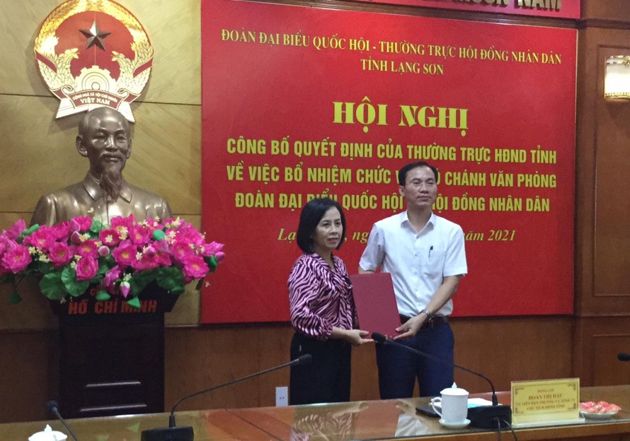 Chủ tịch HĐND tỉnh Lạng Sơn (bìa trái) trao Quyết định bổ nhiệm chức vụ Phó Chánh VP Đoàn ĐBQH-HĐND tỉnh cho ông Phạm Đức Toàn - Ảnh: Duy Chiến 