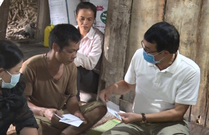 Đại diện chính quyền, đoàn thể huyện Thạch An, Cao Bằng (ngoài cùng, bên phải) trao tiền hỗ trợ, động viên gia đình nạn nhận -Ảnh: TL