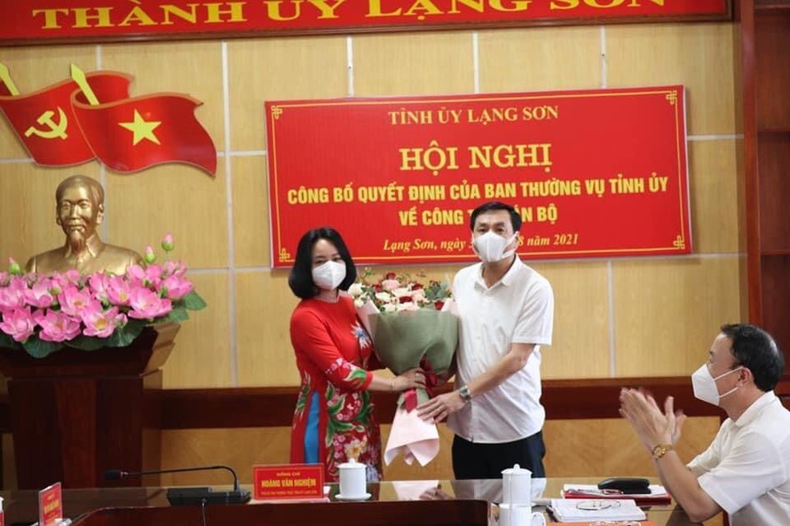 Lãnh đạo thành phố Lạng Sơn tặng hoa chúc mừng bà Nông Bích Diệp