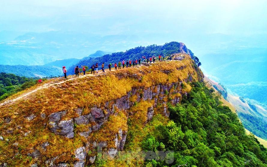 Sống lưng "Khủng long" cao nhất ở Núi Cha trên đỉnh Mẫu Sơn hùng vĩ. Ảnh: Ngọc Minh 