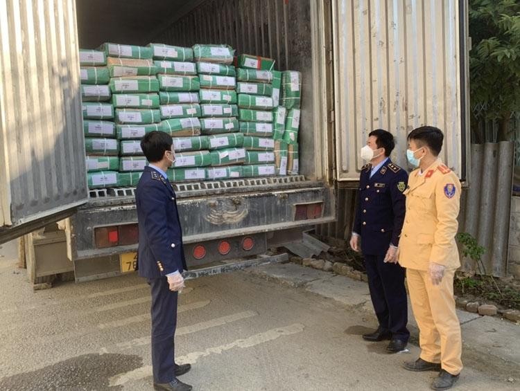 Lực lượng chức năng tỉnh Lạng Sơn tiến hành kiểm tra 14 tấn hàng đông lạnh không có giấy tờ hợp lệ -Ảnh: TL