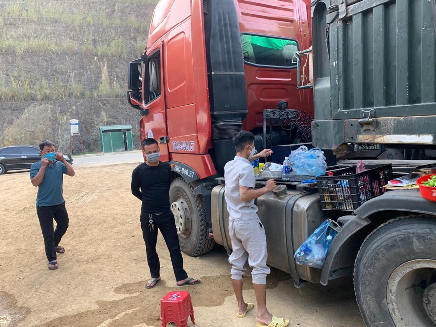 Việc nấu nướng, sinh hoạt hàng ngày của cánh lái xe đường dài tại cửa khẩu Tân Thanh thực hiện tạm bợ, mất an toàn vệ sinh thực phẩm -Ảnh: Duy Chiến 
