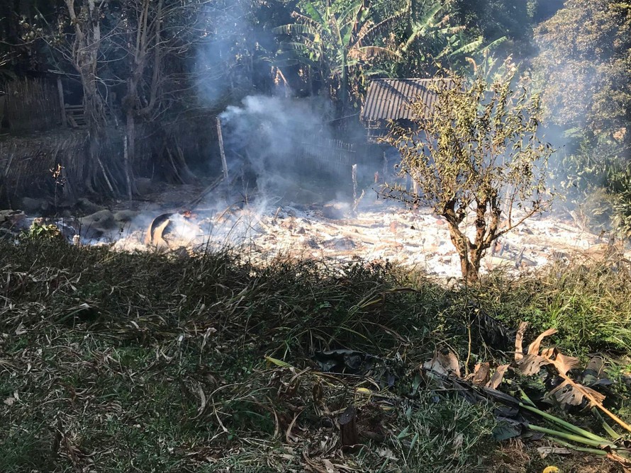 Do hanh khô, cháy lớn nên ngôi nhà gia đình bà Mẩu bỗng chốc bị thiêu rụi -Ảnh: Duy Chiến 