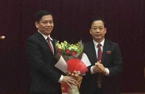 Anh Nguyễn Long Hải (bìa trái) nhận hoa chúc mừng