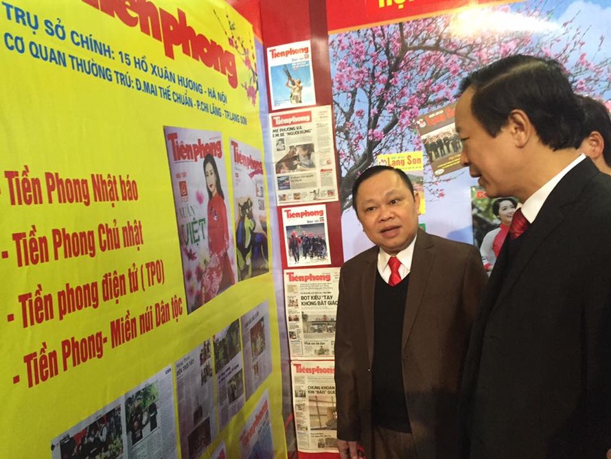 Chủ tịch UBND tỉnh Lạng Sơn Phạm Ngọc Thưởng (bìa phải ngoài cùng) phấn khởi thăm gian trưng bày báo Tiền phong *ảnh: Duy Chiến