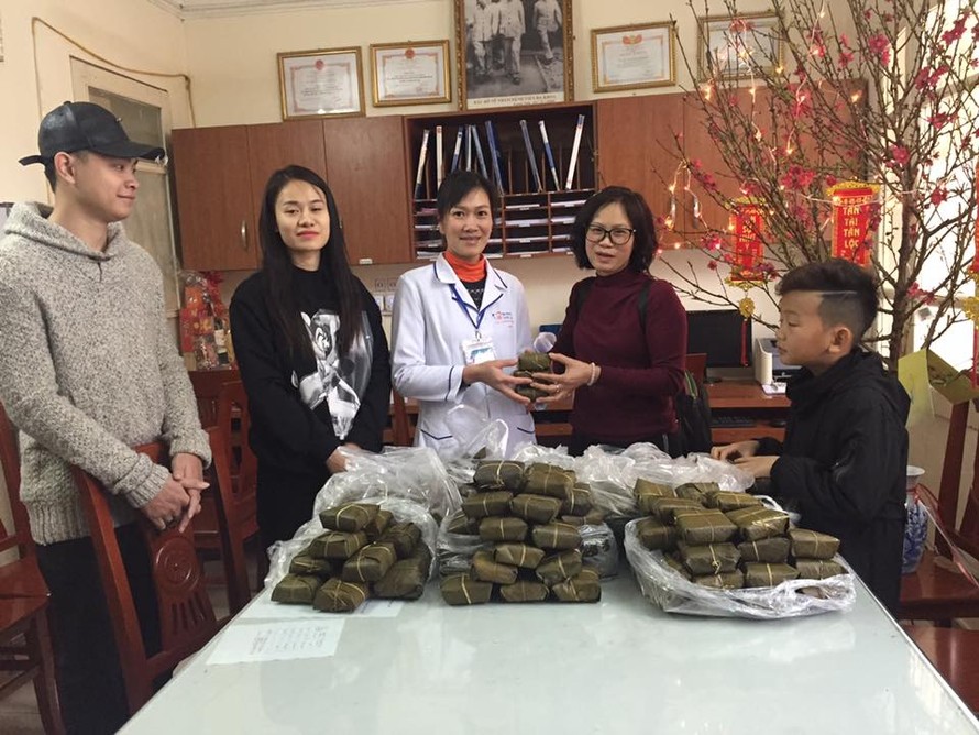 Tặng bánh chưng cho bệnh nhân nghèo bệnh viện đa khoa Lạng Sơn *ảnh: Duy Chiến