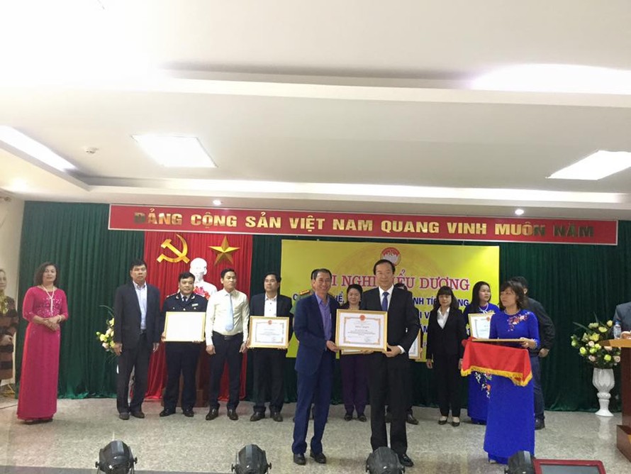 Chủ tịch UBND tỉnh Lạng Sơn trao tặng Bằng khen cho Phóng viên báo Tiền Phong (bìa trái). 