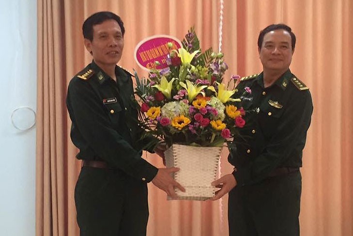 Thượng tá Trịnh Hữu Tăng (bìa phải) nhận hoa chúc mừng trong lễ công bố bổ nhiệm Chính ủy BP Lạng Sơn. Ảnh: Duy Chiến