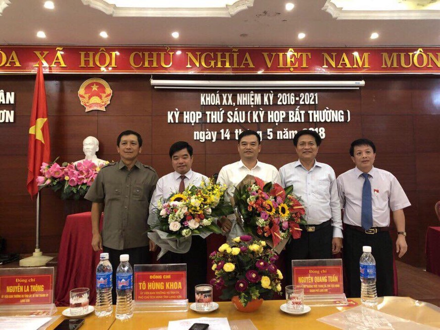 Ông Lê Trí Thức, tân Chủ tịch TP Lạng Sơn (thứ 2 từ trái sang) nhận hoa chúc mừng của lãnh đạo tỉnh Lạng Sơn. Ảnh: Hoa Xuân
