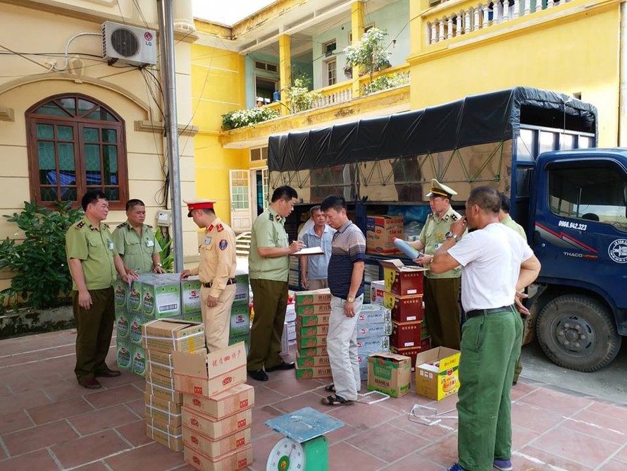 Lực lượng chức năng Lạng Sơn kiểm đếm, phân loại số thực phẩm nhập lậu vừa bắt giữ *ảnh: TL