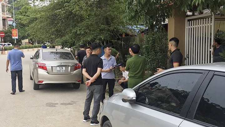 Lực lượng chức năng địa phương bảo vệ hiện trường, xử lý vụ việc Ảnh: Nguyễn Sơn 