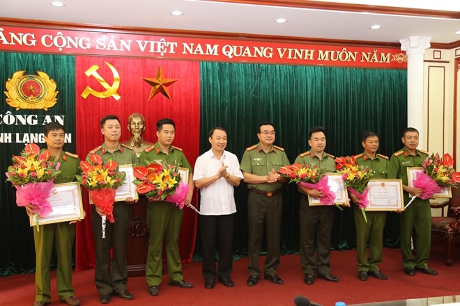 Phó Chủ tịch tỉnh Lạng Sơn (giữa, áo trắng) tặng hoa khen thưởng các đơn vị phá án *ảnh: Huyền Mỹ