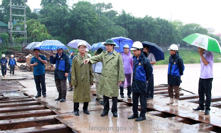 Chủ tịch UBND tỉnh Lạng Sơn (giữa) chỉ đạo việc ứng phó với lũ tại công trình xây dựng cầu Kỳ Cùng *ảnh: Thùy Linh.