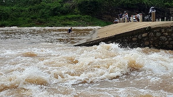 Lũ trên sông Kỳ Cùng dâng cao bất thường, những cầu ngầm ở Lạng Sơn luôn nguy hiểm cho người dân *ảnh: TL