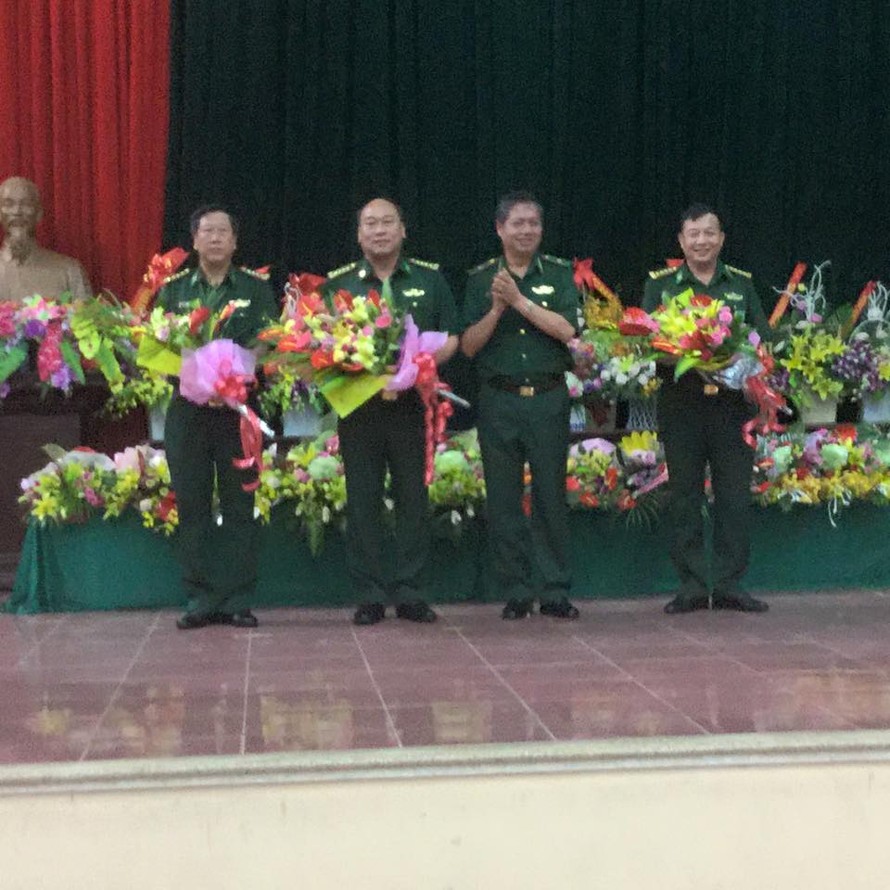 Thiếu tướng Bùi Đức Hạnh, Phó Tư lệnh BĐ Biên phòng (giữa) tặng hoa chúc mừng 3 đồng chí lãnh đạo BĐBP Lạng Sơn. Ảnh: Duy Chiến