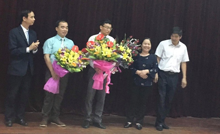 Ông Vũ Thành Sơn, Nguyễn Đông Bắc (giữa) nhận hoa chúc mừng của đồng nghiệp *ảnh: H. Kiên