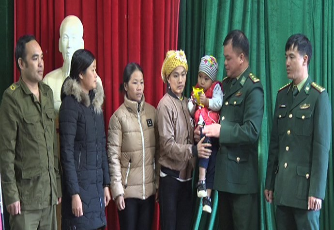 Lực lượng Biên phòng Cao bằng bàn giao cháu bé 4 tuổi vừa giải cứu từ Trung Quốc cho gia đình chị Cói *ảnh: M. Khôi