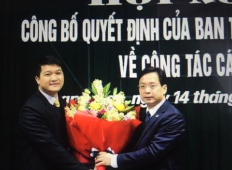 Lãnh đạo Tỉnh ủy tặng hoa chúc mừng ông Trịnh Tiến Duy (bìa trái) *ảnh: Thùy Linh 