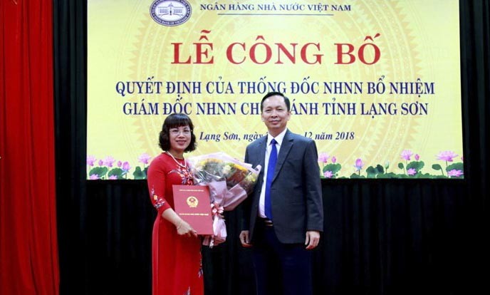 Bà Hòa (bìa trái) nhận quyết định bổ nhiệm Giám đốc *ảnh: TL