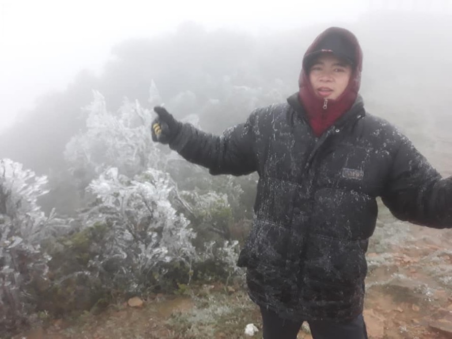 Anh Thao vui vẻ chơi với băng tuyết trên đỉnh Mẫu Sơn *ảnh: H.S. Thao