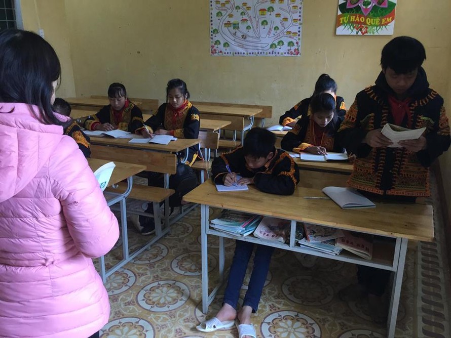 Các em Trường bán trú THCS- Tiểu học Mẫu Sơn đóng cửa, bật điện sáng để tạo ấm. Ảnh: Duy Chiến