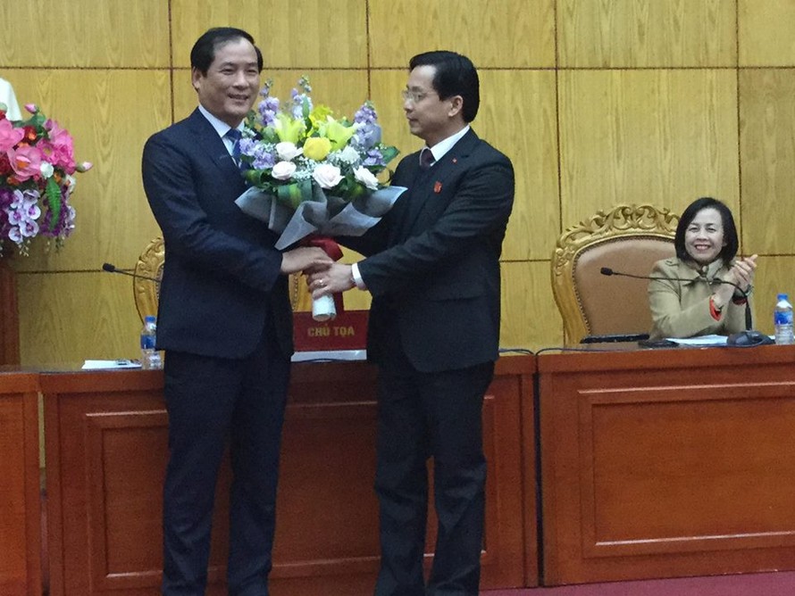 Ông Dương Xuân Huyên (bìa trái) nhận hoa chúc mừng từ lãnh đạo HĐND tỉnh Lạng Sơn. Ảnh: Duy Chiến 