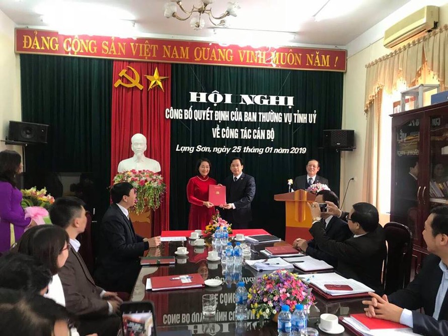 Bà Nguyễn Mai Loan (bìa trái) nhận quyết định của Tỉnh ủy Lạng Sơn .Ảnh: TL