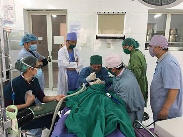 Các bác sỹ đa khoa Lạng Sơn đang xử lý công việc gắp bi ra khỏi trực quản em bé .Ảnh: TL