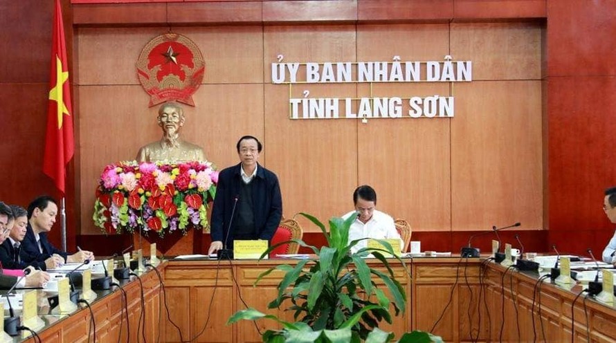 Chủ tịch tỉnh Lạng Sơn Phạm Ngọc Thưởng (đứng) tiếp thu kết luận Thanh tra CP về chợ Đồng Đăng .Ảnh: Bích Diệp