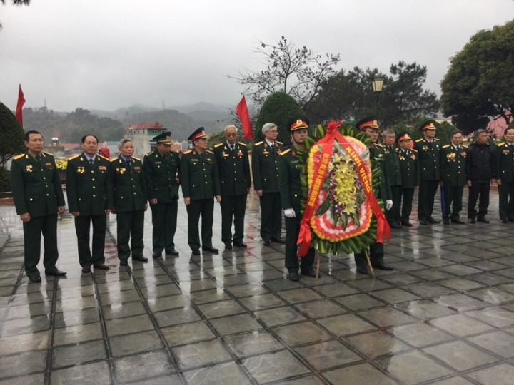 Đoàn đại biểu cựu chiến binh Quân đoàn 14 và ban ngành tỉnh Lạng Sơn viếng các liệt sỹ. Ảnh: Duy Chiến