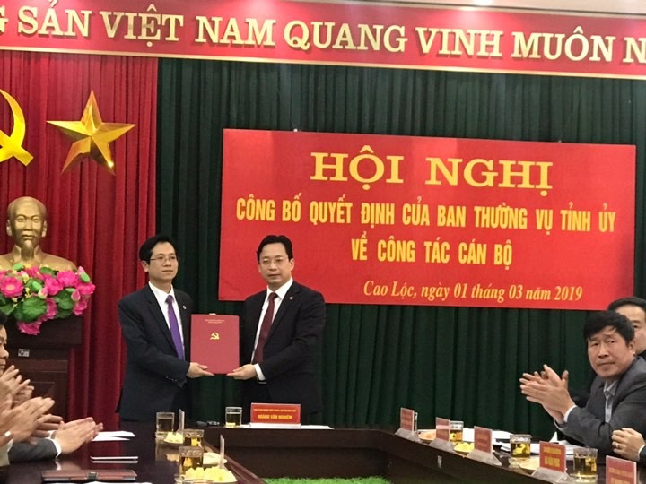 Lãnh đạo Tỉnh ủy Lạng Sơn trao Quyết định cho ông Nguyễn Duy Anh (bìa trái) .Ảnh: Duy Chiến
