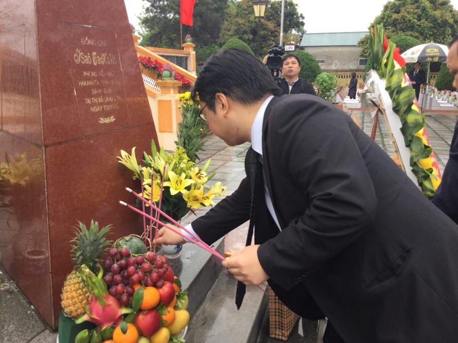 Đại diện Đảng cộng sản Nhật Bản thắp nhang bia mộ nhà báo Takano ISao tại Nghĩa trang Hoàng Đồng .Ảnh: Duy Chiến