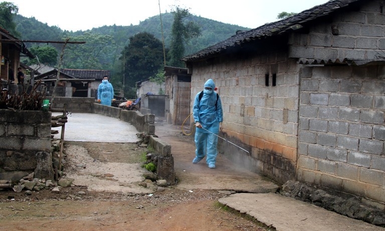 Ngay sau khi phát hiện dịch bệnh, các ngành chức năng huyện Văn Lãng tiến hành tiêu độc, khử trùng địa bàn .Ảnh: HN