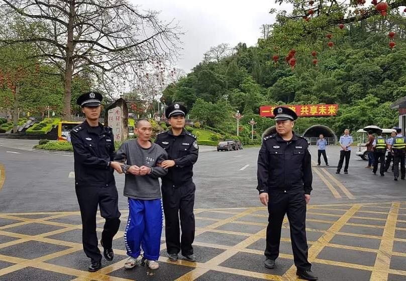 Đối tượng Đồng (giữa) bị công an Trung Quốc bắt giữ, trao trả qua cửa khẩu Hữu Nghị .Ảnh: Việt Dũng