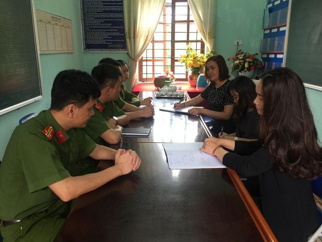 Công an huyện Cao Lộc làm việc với Ban giám hiệu Trường Tiểu học xã Thụy Hùng, làm rõ sự việc .Ảnh: TL