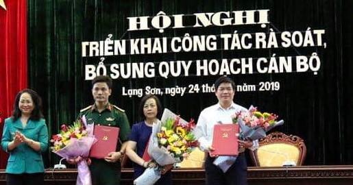 Đại tá Thuân (giữa), bà Hậu, ông Chấn nhận hoa chúc mừng của lãnh đạo Tỉnh ủy Lạng Sơn 