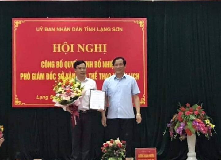 Ông Dương Minh Tuệ (bìa trái) nhận Quyết định và hoa của lãnh đạo tỉnh Lạng Sơn. Ảnh: H.Âu