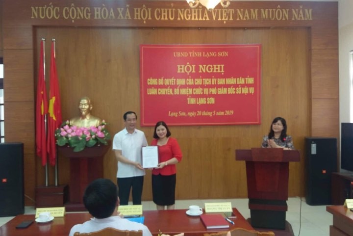 Bà Luân (bìa phải) nhận Quyết định bổ nhiệm Phó GĐ Sở nội vụ Lạng Sơn .Ảnh: Đức An