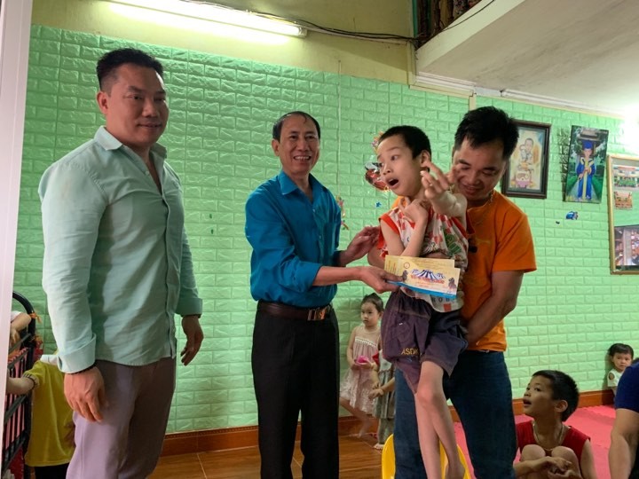 Tặng vé cho trẻ khuyết tật ở phường Chi Lăng, TP Lạng Sơn .Ảnh: Duy Chiến