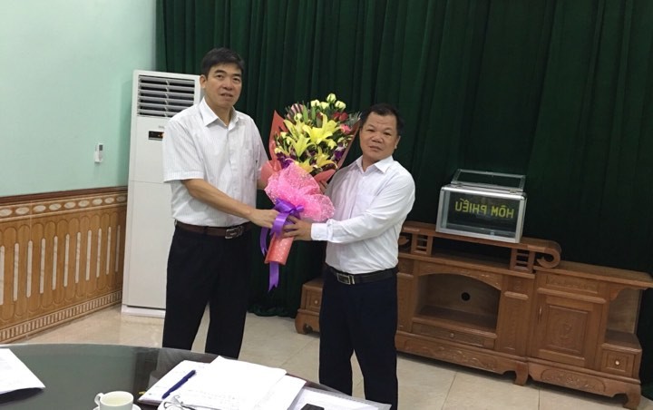 Ông Phùng Văn Khiêm (bìa phải) nhận hoa chúc mừng của lãnh đạo Hội Nhà báo VN tỉnh Lạng Sơn .Ảnh: Duy Chiến