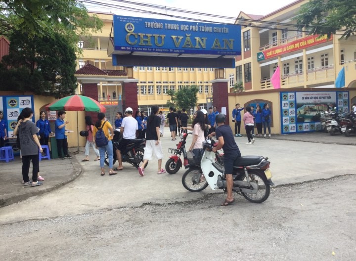 Đầu giờ chiều 564 thí sinh đã tập trung ở trường chuyên Chu văn An (thành phố Lạng Sơn) để làm thủ tục thi .Ảnh: Duy Chiến