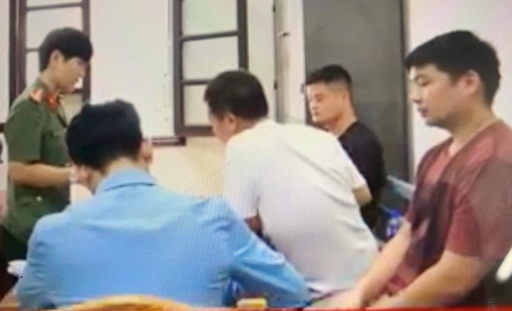 Bốn đối tượng Trung Quốc (bìa phải, ngồi) bị bắt ở khách sạn .Ảnh: Duy Chiến