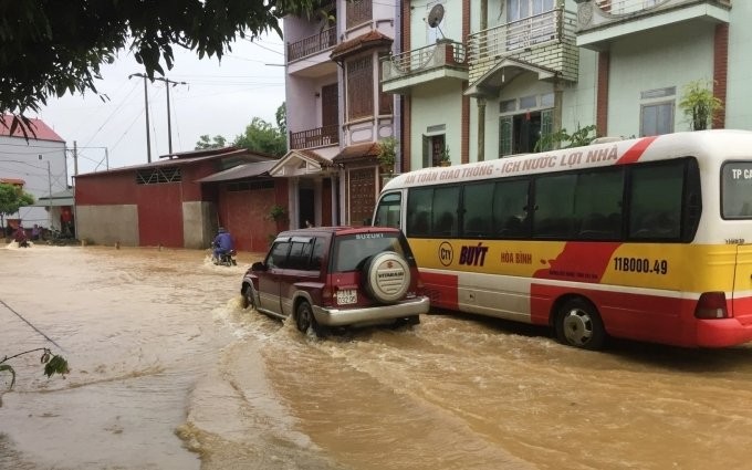 Sấm sét và mưa lớn gây thiệt hại nặng nề, tại các tuyến đường, khu phố ở huyện Hòa An, nước sâu đến 70cm, khó khăn trong việc sinh hoạt, đi lại .Ảnh: TL
