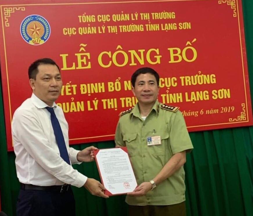 Lãnh đạo Bộ Công thương trao Quyết định cho ông Nguyễn Văn Trường (bìa phải) .Ảnh: Quyên Lưu