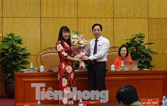 Chủ tịch HĐND tỉnh Lạng Sơn (bìa phải) tặng hoa chúc mừng bà Trần Thị Sơn Thùy .Ảnh: DC