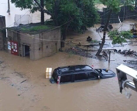 Hàng loạt xe ô tô bị chìm trong nước trên đường phố .Ảnh: TCB