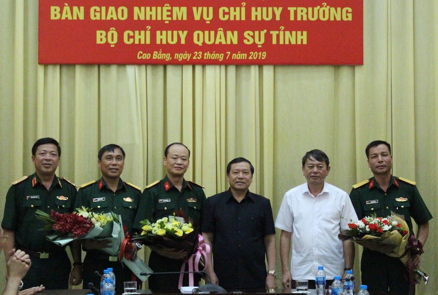 Lãnh đạo Quân khu I, Tỉnh ủy Cao Bằng tặng hoa chúc mừng các đồng chí được luân chuyển, bổ nhiệm .Ảnh: Việt Hòa